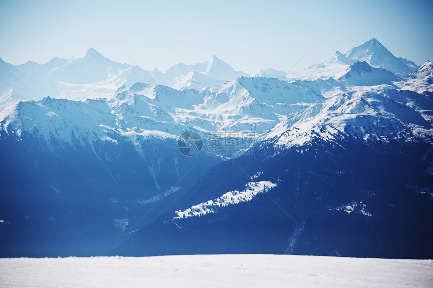 山上有高山风景季节蓝色滑雪天空冰川暴风雪活动顶峰单板图片