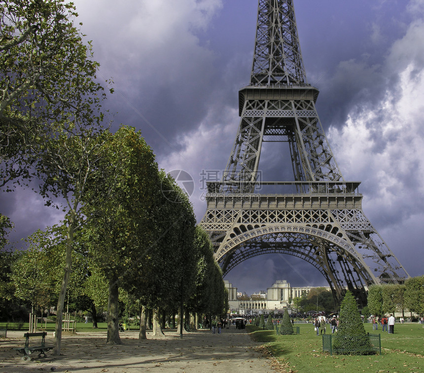 巴黎埃菲尔铁塔附近有雷暴图片