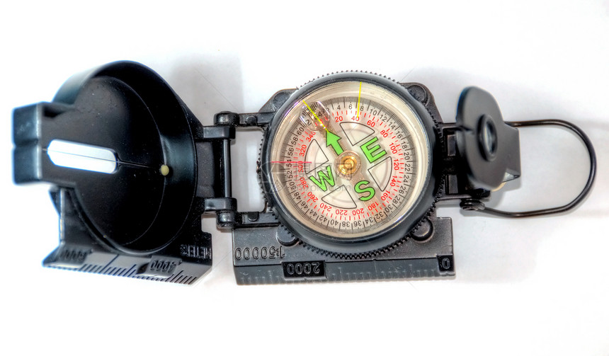 白色背景上的罗盘场地磁场远足商业旅行勘探乐器磁铁战略概念图片