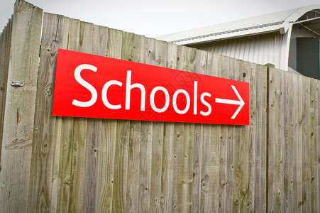 学校标志活力红色栅栏背景图片