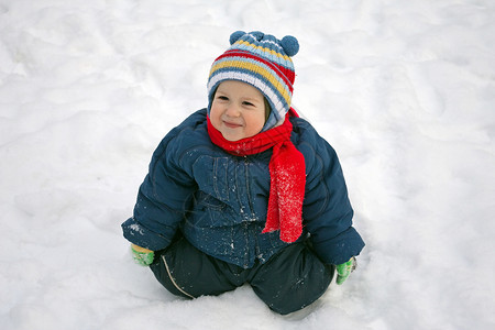 幼儿微笑男生婴儿童年夹克幸福男人乐趣父母后代儿子雪高清图片素材