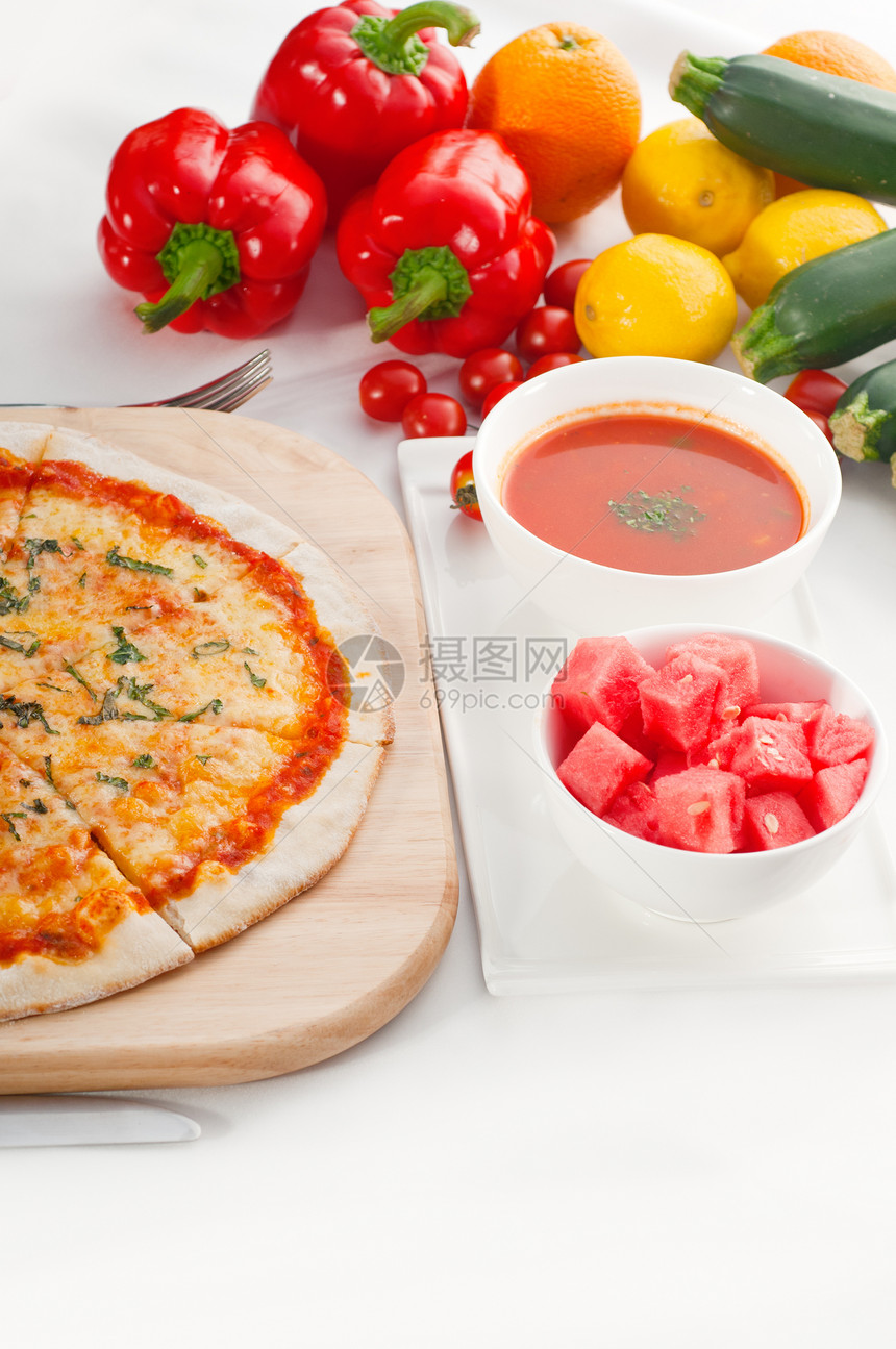 意大利原薄皮比萨午餐白色营养红色绿色脆皮小吃蔬菜食物圆圈图片