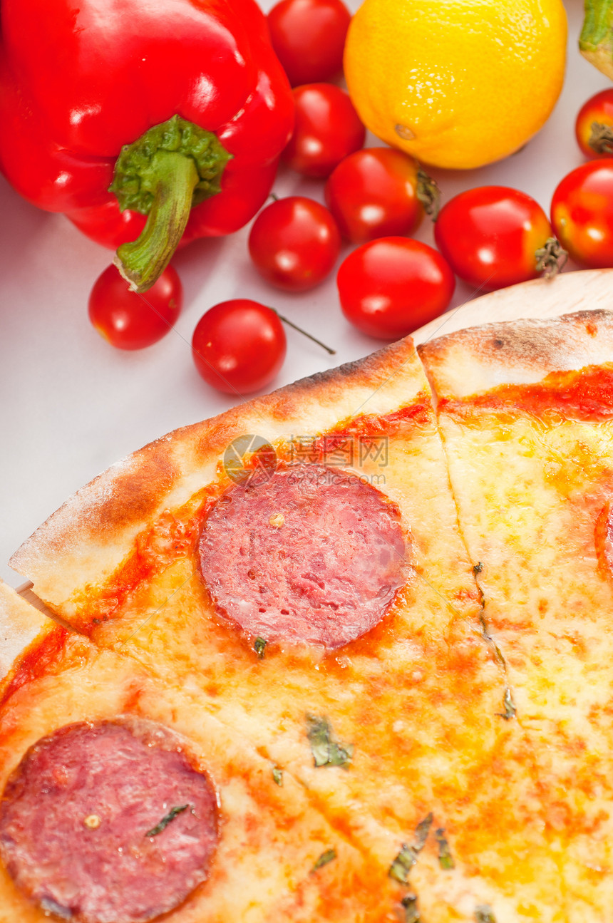 意大利原薄薄壳辣椒皮披萨食物小吃餐厅绿色脆皮圆圈红色蔬菜圆形午餐图片