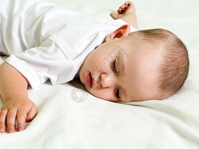 睡着的幼儿快乐家庭场景睡眠婴儿后代白色幸福微笑生活背景图片