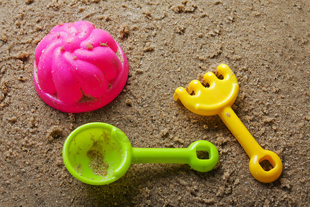 沙箱玩具活动闲暇幸福塑料享受童年喜悦乐趣海滩阳光背景图片