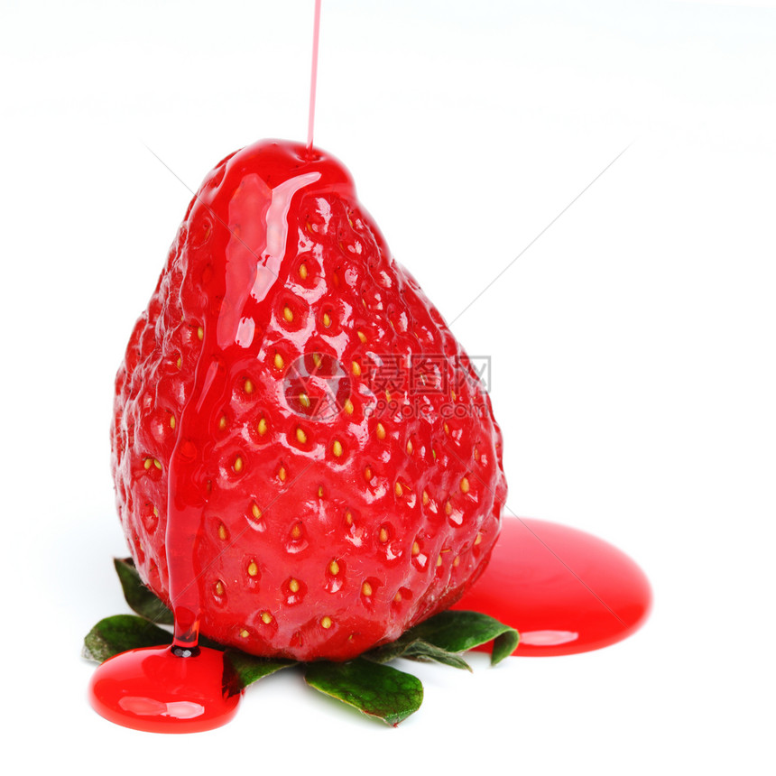 糖浆中的草莓生活流动花园水果叶子茶点甜点饮食宏观果味图片