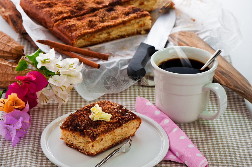 一份薄饼 加肉桂糖奶油和热咖啡面包床单餐厅螺旋咖啡照片案件奶奶小麦木头图片