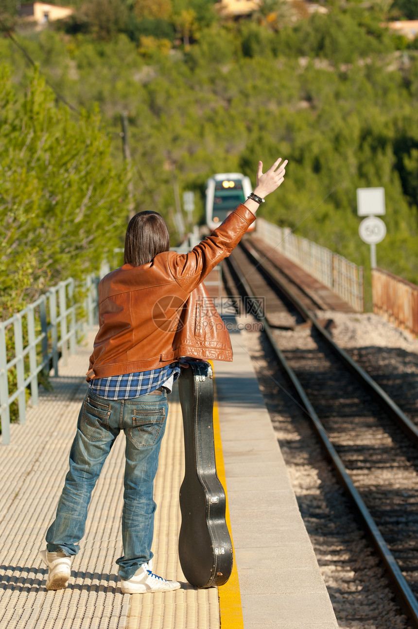 停止火车手势平台交通工具青少年运输音乐家吉他男性通勤者海浪图片