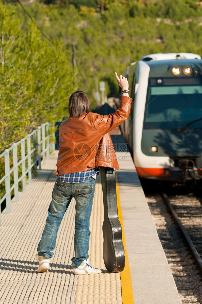 停止火车音乐家青少年运输交通工具海浪平台铁路通勤者手势男性图片