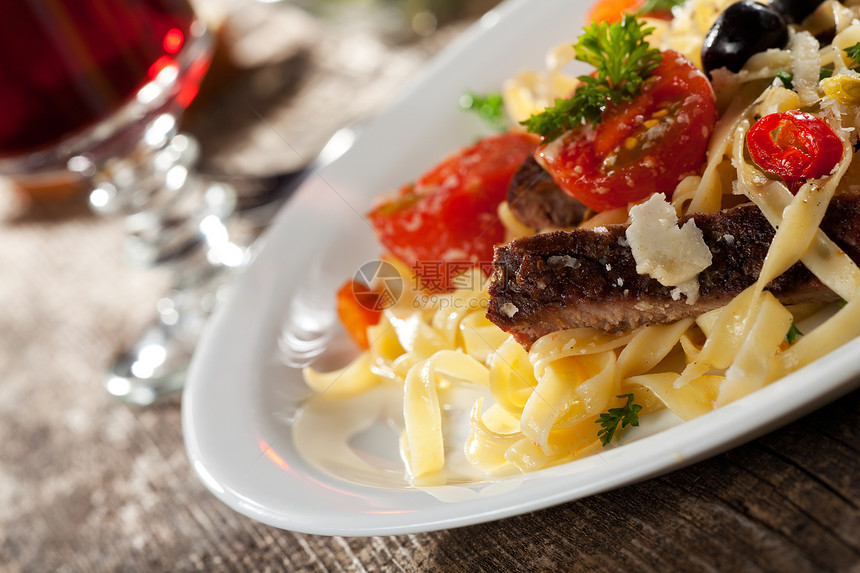 盘子上有番茄和橄榄的新鲜意大利面营养宏观叶子食物沙拉面条烹饪桌子蔬菜草药图片