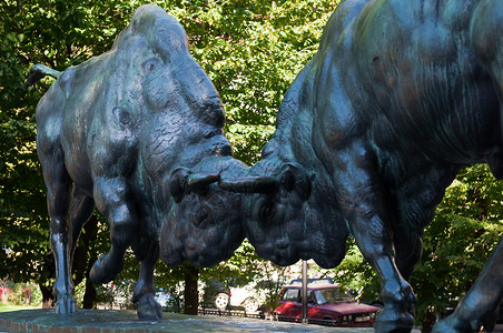 两头水牛艺术街道动物群斗争纪念碑动物男性城市雕塑荒野背景图片