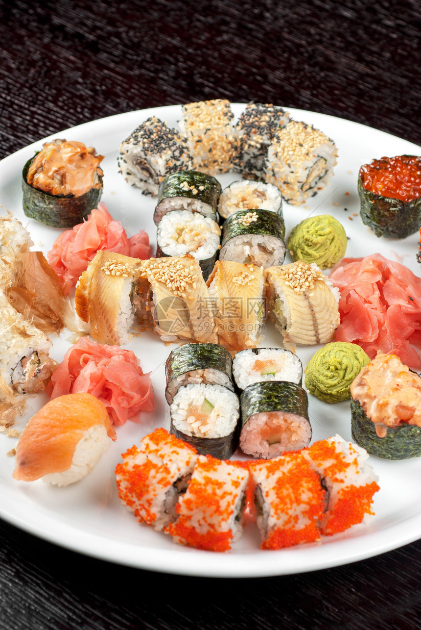寿司成套情调传统异国餐厅宏观盘子海藻小吃服务鱼子图片