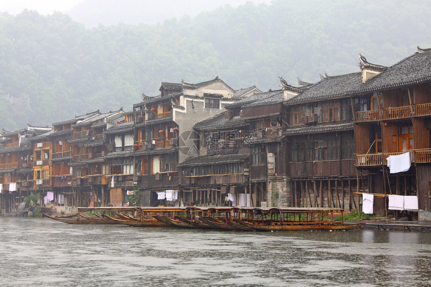 凤凰城     风港古城的船和木屋风景血管场景河岸历史性旅行凉亭房子旅游建筑学图片