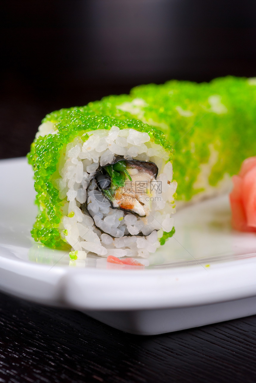 寿司卷沙拉鳗鱼叶子盒子寿司芝麻食物午餐鱼子文化图片