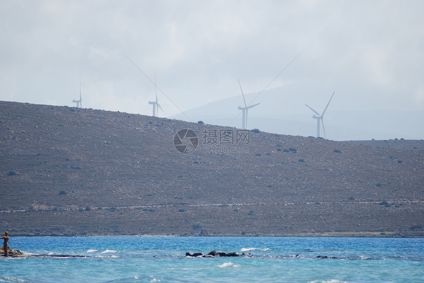 土耳其爱琴海附近的风力涡轮机风力农场海滩技术活力运动生态发电机螺旋桨涡轮环境刀片图片