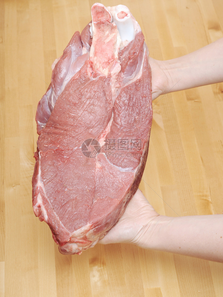 女性手中的一块肉牛扒市场熏肉倾斜桌子奶牛食物屠夫猪肉牛肉图片