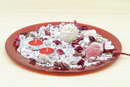 表格装饰风格竹子岩石粉色卵石蜡烛红色盘子背景图片