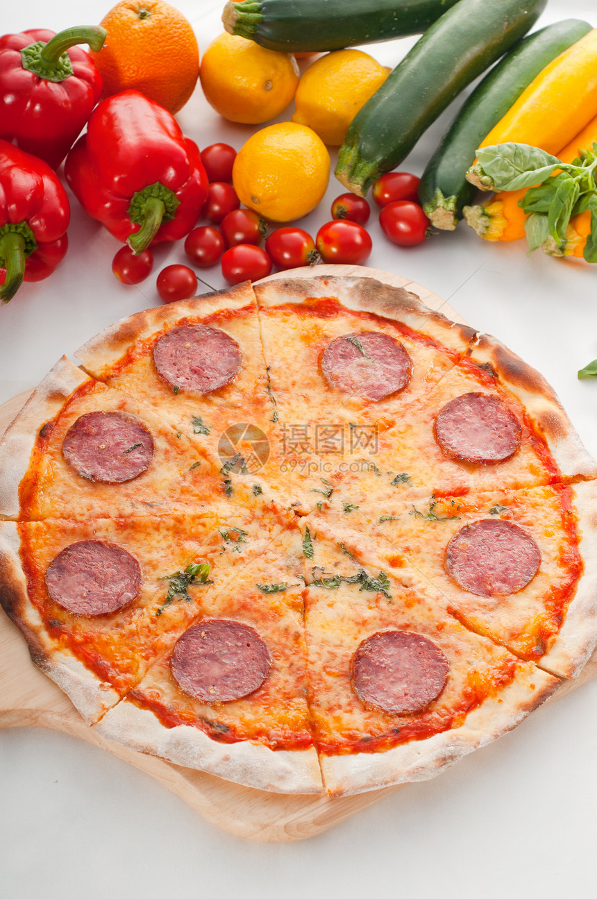 意大利原薄薄壳辣椒皮披萨营养圆形美食圆圈蔬菜小吃食物白色午餐红色图片