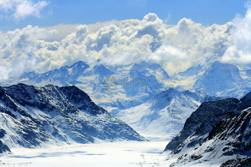 瑞士冰川旅行地标薄雾爬坡滑雪蓝色远足草地假期天空图片