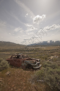 有弹孔的旧弃车风景衬套金属拆除地平线田园沙漠风光旅行阳光背景图片