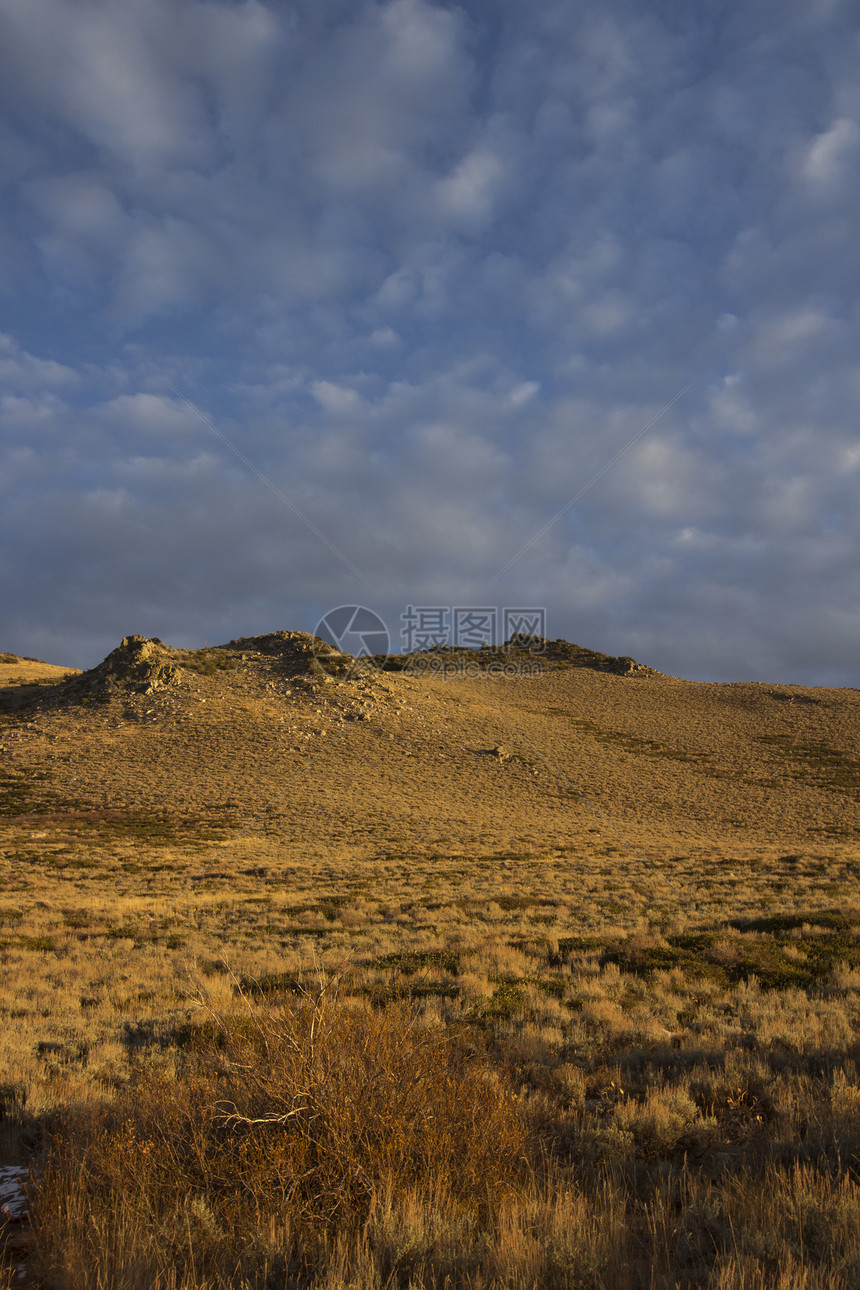 带天空的山地山脉旅游阳光天际太阳沙漠风景目的地日落场景剪影图片