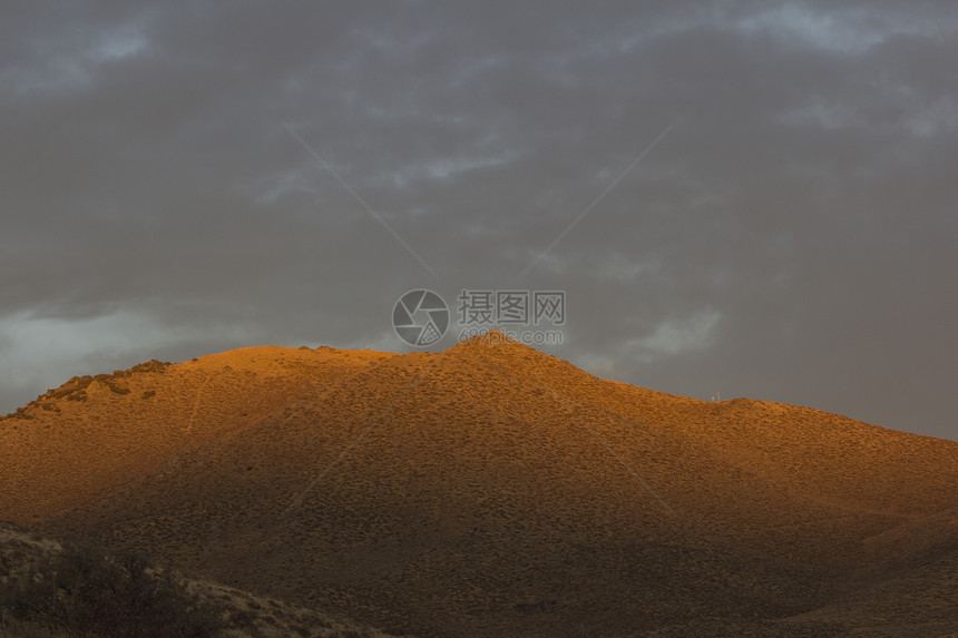 带天空的山地山脉沙漠剪影风景阳光目的地太阳场景旅游天际日落图片
