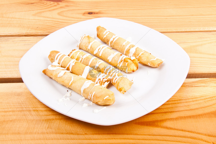 煎饼在盘子上黄油甜点白色糖浆油炸早餐小吃剪裁倾斜食物图片