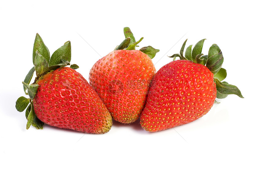三个孤立的草莓白色红色影棚叶子甜食食物水果反射绿色新鲜感图片