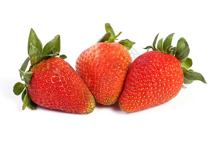 三个孤立的草莓白色红色影棚叶子甜食食物水果反射绿色新鲜感背景图片