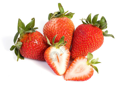 隔绝时新鲜的草莓甜食食物绿色横截面反射新鲜感影棚白色叶子红色背景图片