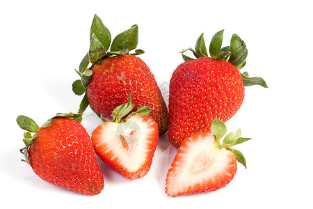 隔绝时新鲜的草莓食物新鲜感浆果甜食红色白色水果绿色横截面健康饮食背景图片