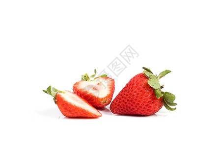 两个孤立的草莓水平白色反射新鲜感对象绿色影棚横截面叶子浆果背景图片
