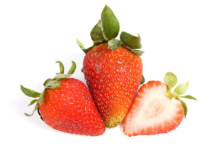 三个孤立的草莓新鲜感水果食物反射健康饮食叶子横截面水平对象甜食背景图片