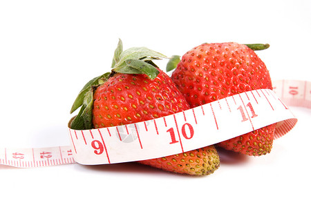 草莓新鲜和磁带测量健康饮食甜食叶子水平横截面绿色水果影棚新鲜感反射背景图片