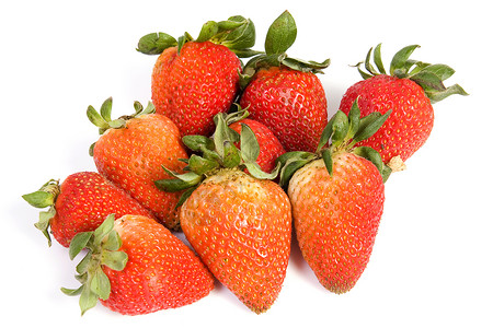 隔绝时新鲜的草莓反射甜食白色绿色红色影棚新鲜感健康饮食食物叶子背景图片