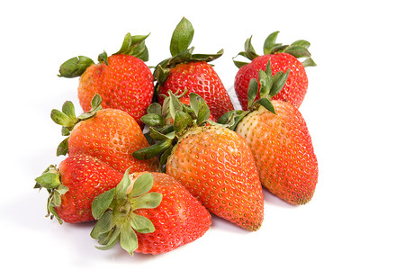 隔绝时新鲜的草莓食物新鲜感叶子红色横截面水果健康饮食甜食浆果绿色背景图片