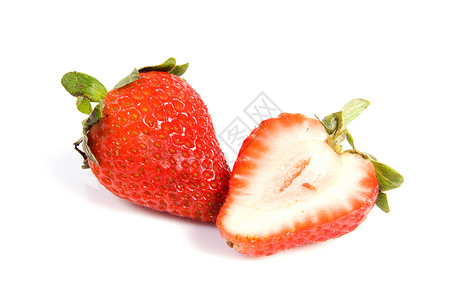 两个孤立的草莓浆果食物红色新鲜感叶子甜食影棚反射横截面水平背景图片