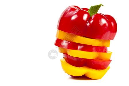 红色和黄黄色胡椒健康饮食蔬菜素食食物空白绿色白色颜色背景图片