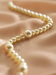 粗布丝绸彩虹购物零售珍珠项链金子白色礼物木本背景图片
