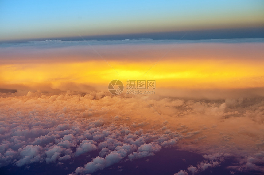 在云中从飞机窗口查看 Name航班风景天气高度城市地球旅行海浪太阳地平线图片