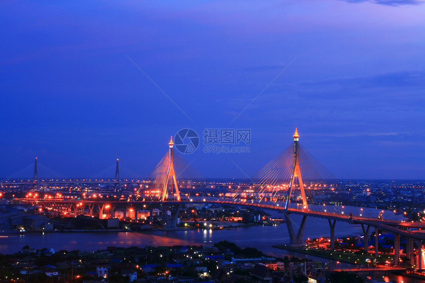 泰国大桥电缆城市景观运输摩天大楼巡航商业滚筒货物日落图片