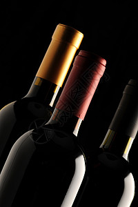 一组葡萄酒瓶团体白酒背景图片