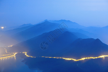 日落中的山岳岩石地平线山脉射线天空太阳顶峰寒冷的高清图片素材