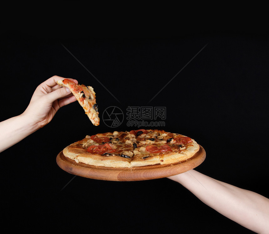 人手披萨盘图片