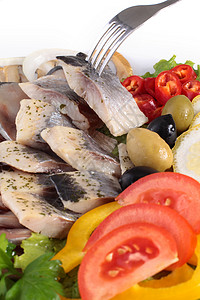 尝着新鲜的嫩绿色植物午餐海鲜鲱鱼小吃用餐鳕鱼面包早餐食物背景图片