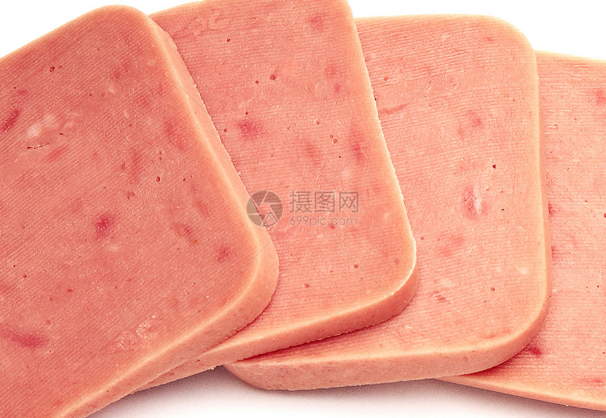 从白底的香肠切片中分离出来的堆叠养分红色食物粉色火腿白色图片
