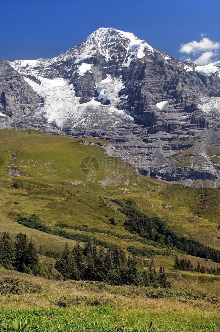 苏维采兰阿尔卑斯山山峰游客风景景色空气岩石顶峰薄雾绿色太阳图片