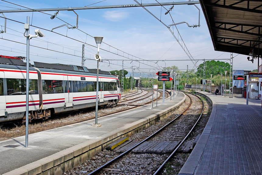 在西班牙站上列火车 欧洲布莱恩斯速度小路机车车皮航程管子旅行引擎铁轨隧道图片