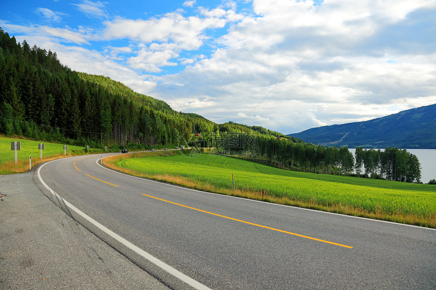 从奥斯陆到挪威卑尔根的公路场景小路山脉爬坡太阳环境叶子旅行旅游戏剧性图片