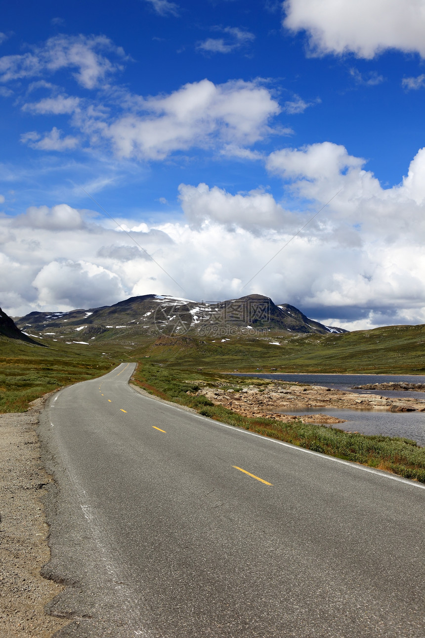 挪威公路 位于山脉深处 斯堪的纳维亚欧尔太阳假期石头公园旅行爬坡岩石沥青车道天空图片